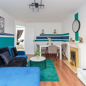 Stylish 2 Bedroom In Apartamento
